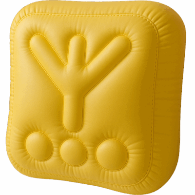 Cuscino giallo e decorazioni in salotto-2 Cuscino giallo e decorazioni in salotto-2